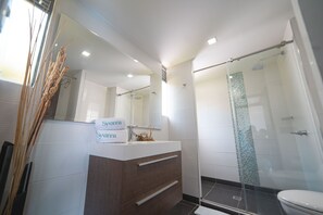 Gratis toiletartikelen, een haardroger, handdoeken