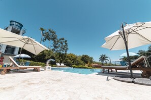 Utomhuspool, parasoller och solstolar