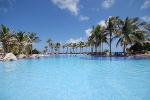 Una piscina al aire libre