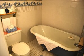 Cottage Standar, 1 kamar tidur (The Lighthouse) | Kamar mandi | Kombinasi shower/bathtub dan perlengkapan mandi gratis