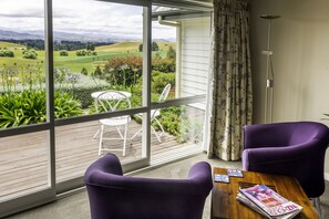 Superior King with Mountain View (Koromiko) | 1 bedroom, premium bedding, soundproofing, iron/ironing board - Ribbonwood Country House (Cheviot)