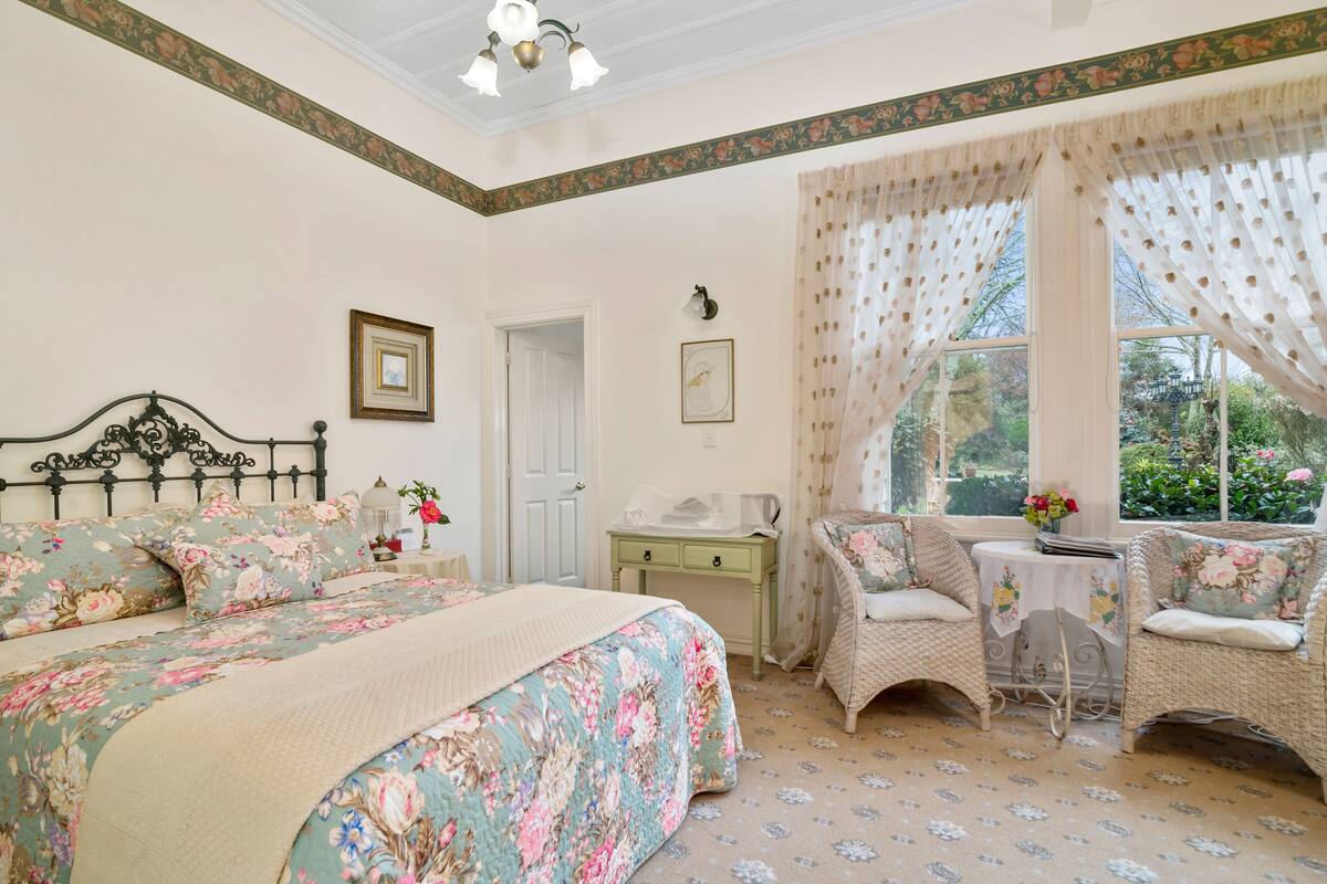 Verdi Room | Iron/ironing board (on request), WiFi (free)