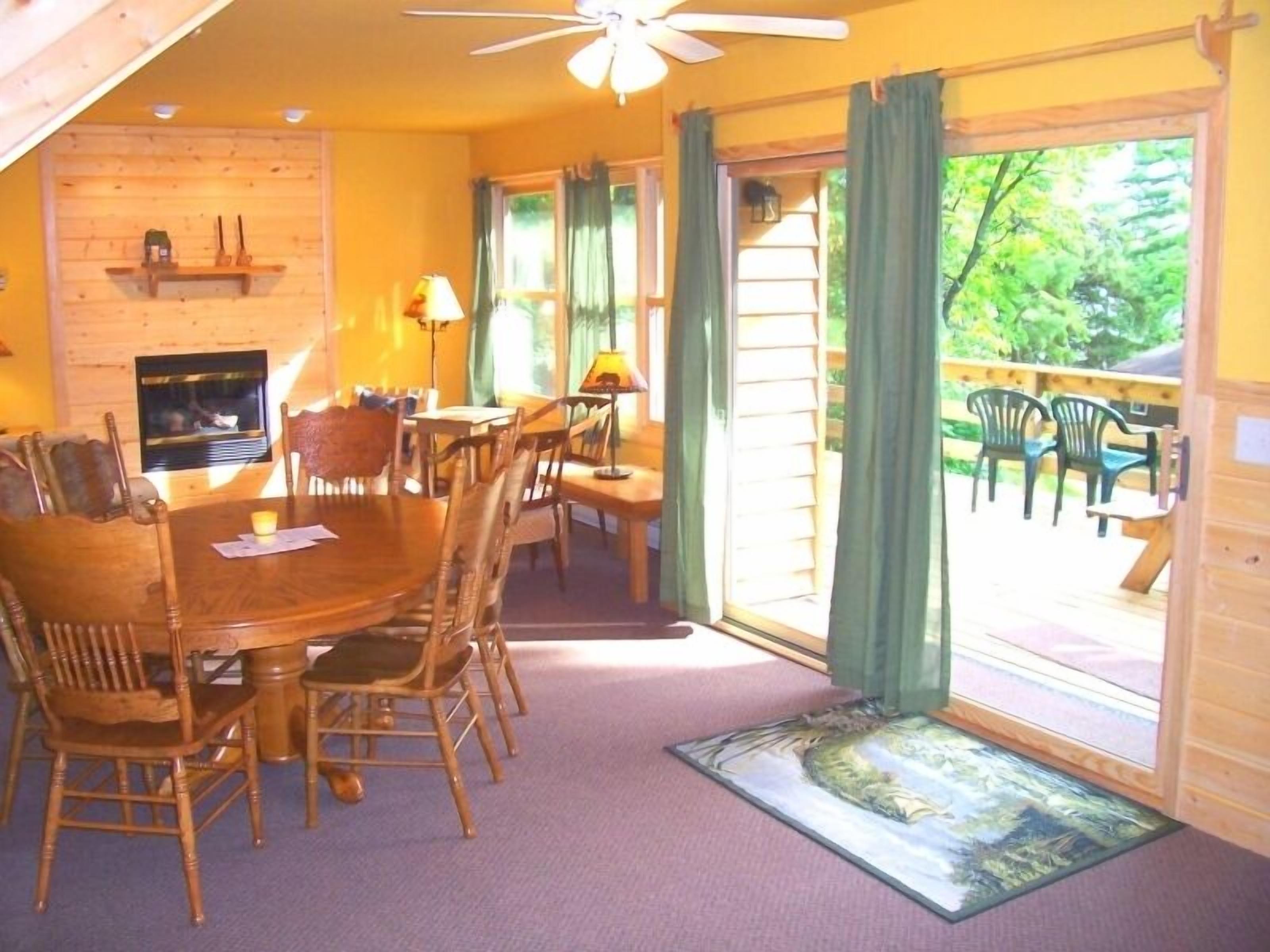 Family Cabin, 3 Bedrooms, Jetted Tub, Lake View | Living area