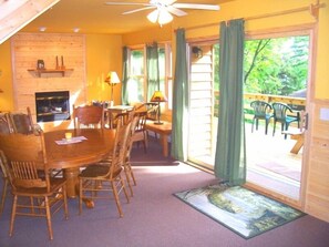 Cabaña familiar, 3 habitaciones, hidromasaje, vista al lago | Área de sala de estar