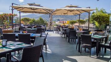 2 restaurantes, se sirven desayunos, comidas, cenas y cocina mexicana