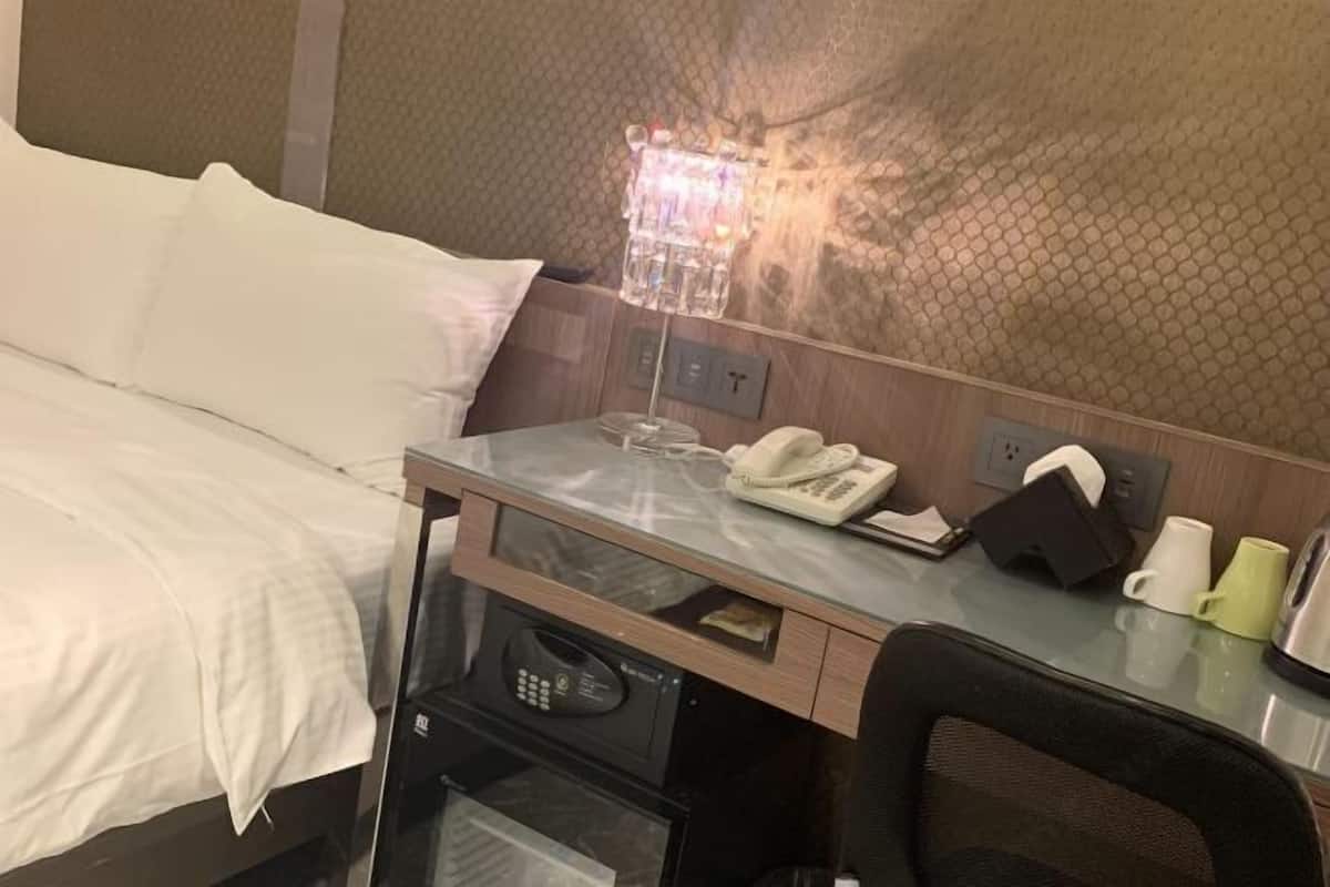 Down comforters, minibar, in-room safe, desk
