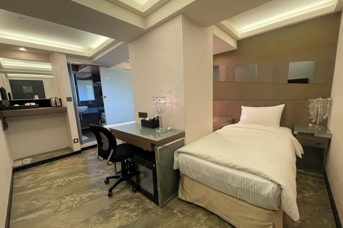 Standard Twin Room | Down comforters, minibar, in-room safe, desk