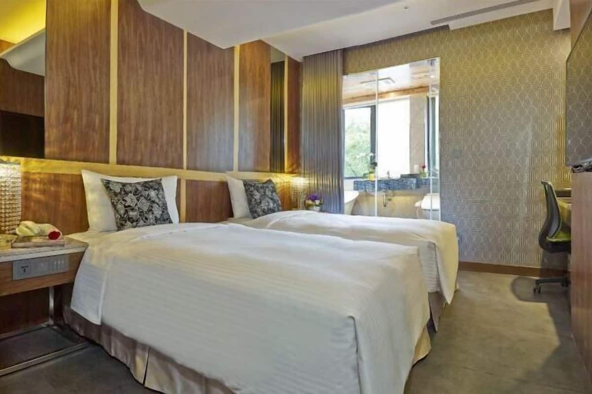 Copriletto in piuma, minibar, una cassaforte in camera, una scrivania