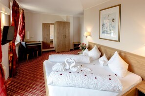 Minibar, in-room safe, desk, cots/infant beds - Hotel Stamserhof (Andriano)