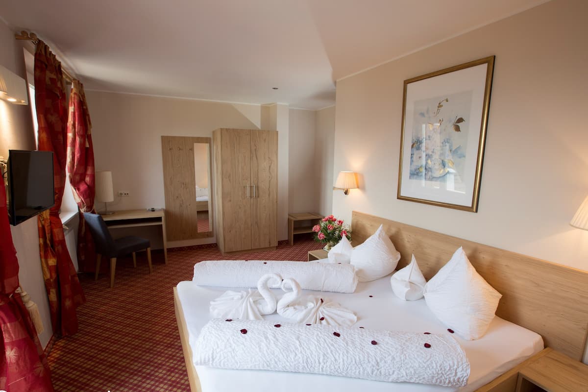 Double Room | Minibar, in-room safe, desk, cots/infant beds