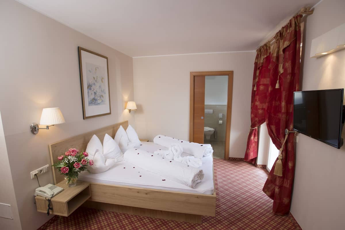 double room | minibar, in-room safe, desk, cots/infant beds