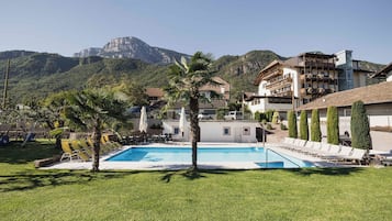 Piscine extérieure (ouverte en saison)