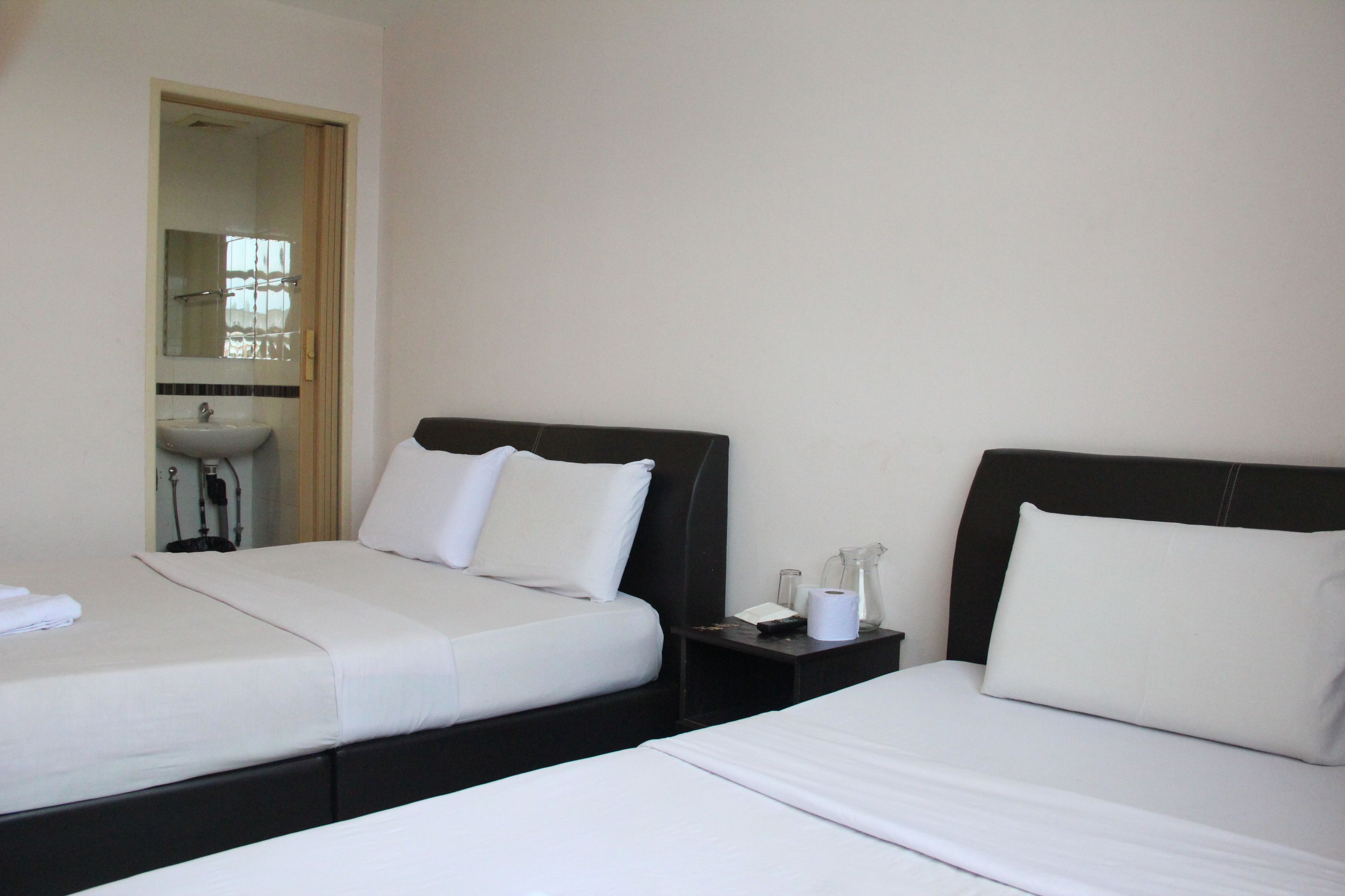 deluxe double or twin room | desk, iron/ironing board, free wifi
