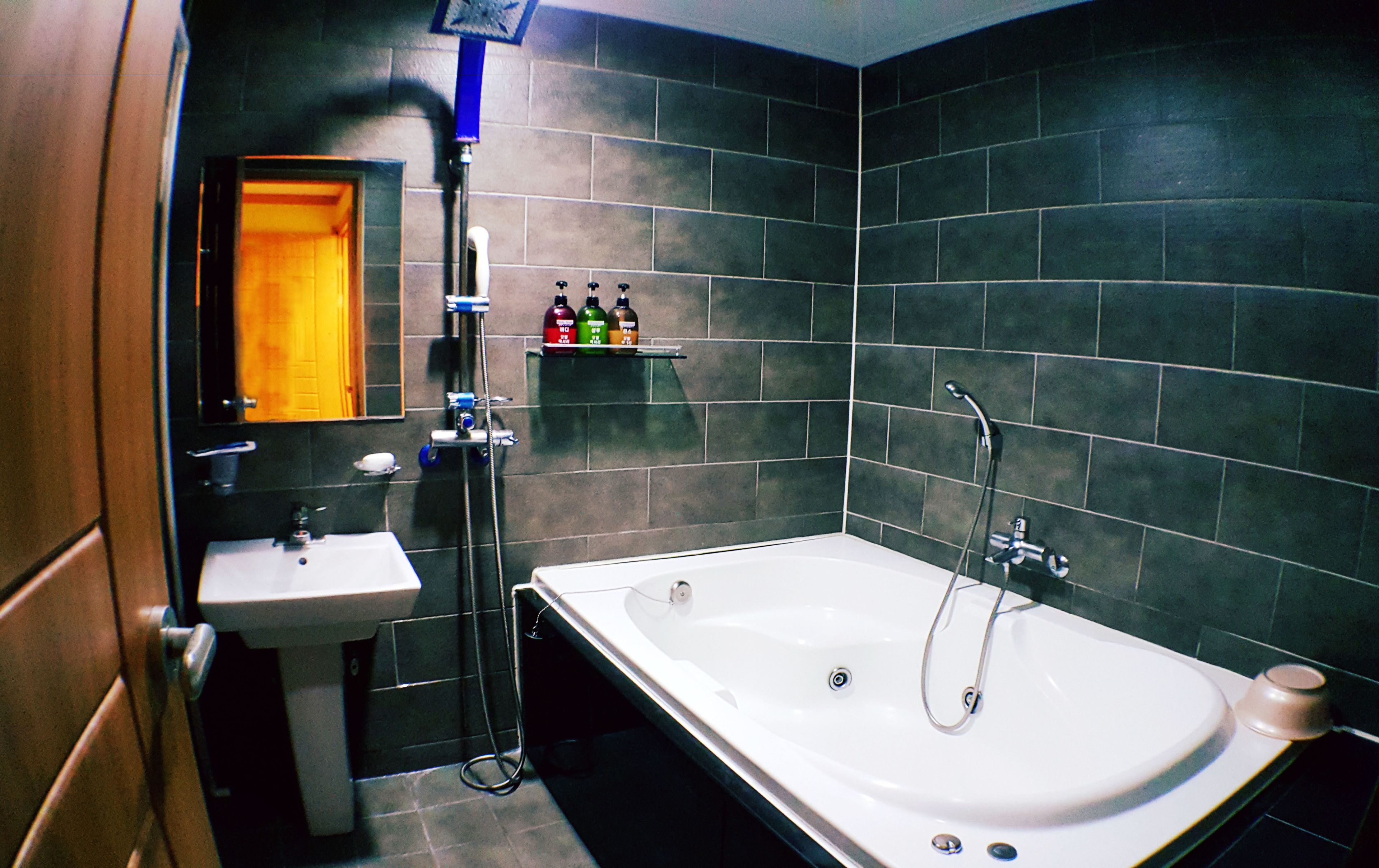 standard double room | bathroom | combined shower/bathtub, deep-soaking bathtub, free toiletries