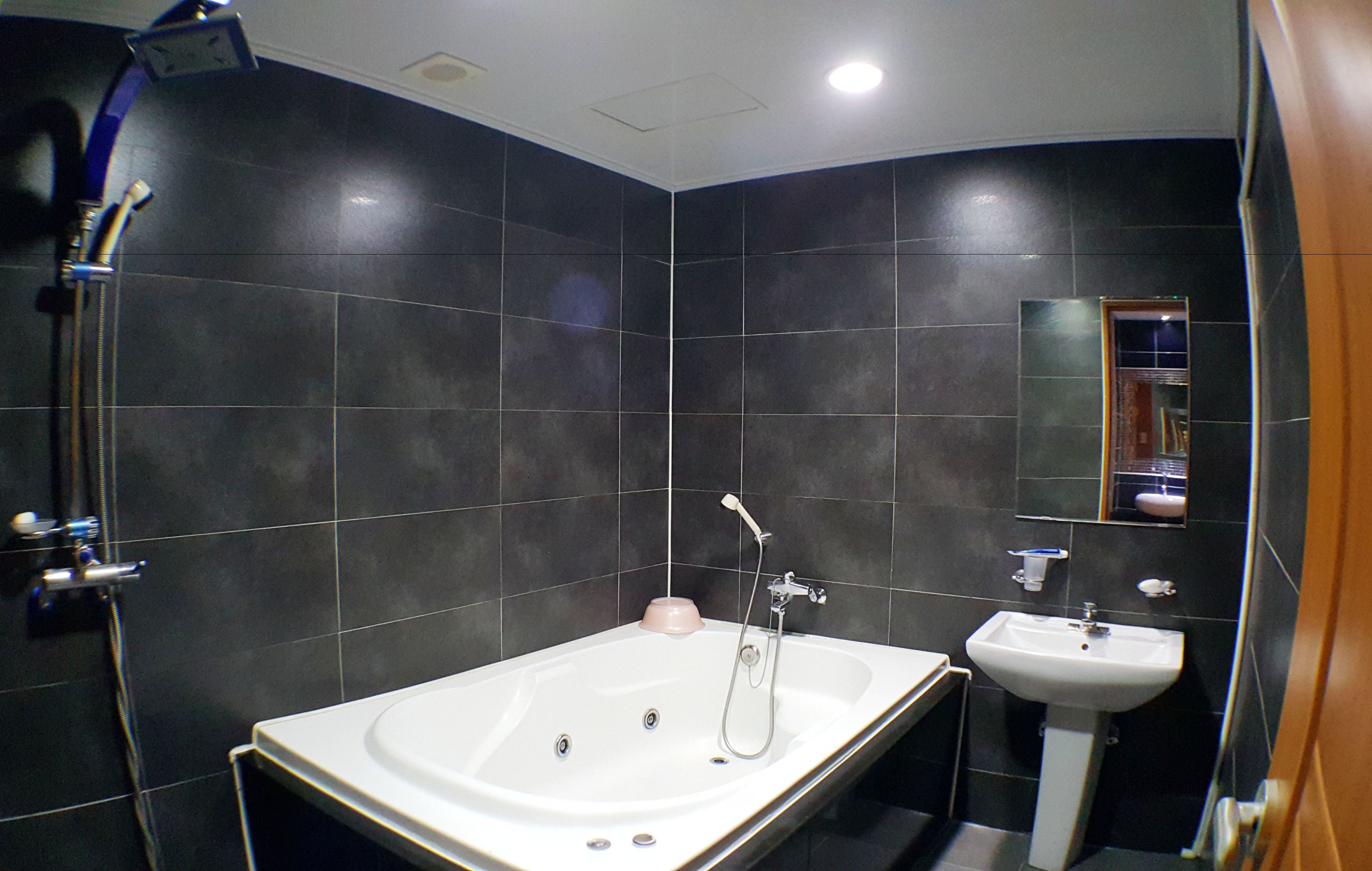 deluxe double room | bathroom | combined shower/bathtub, deep-soaking bathtub, free toiletries