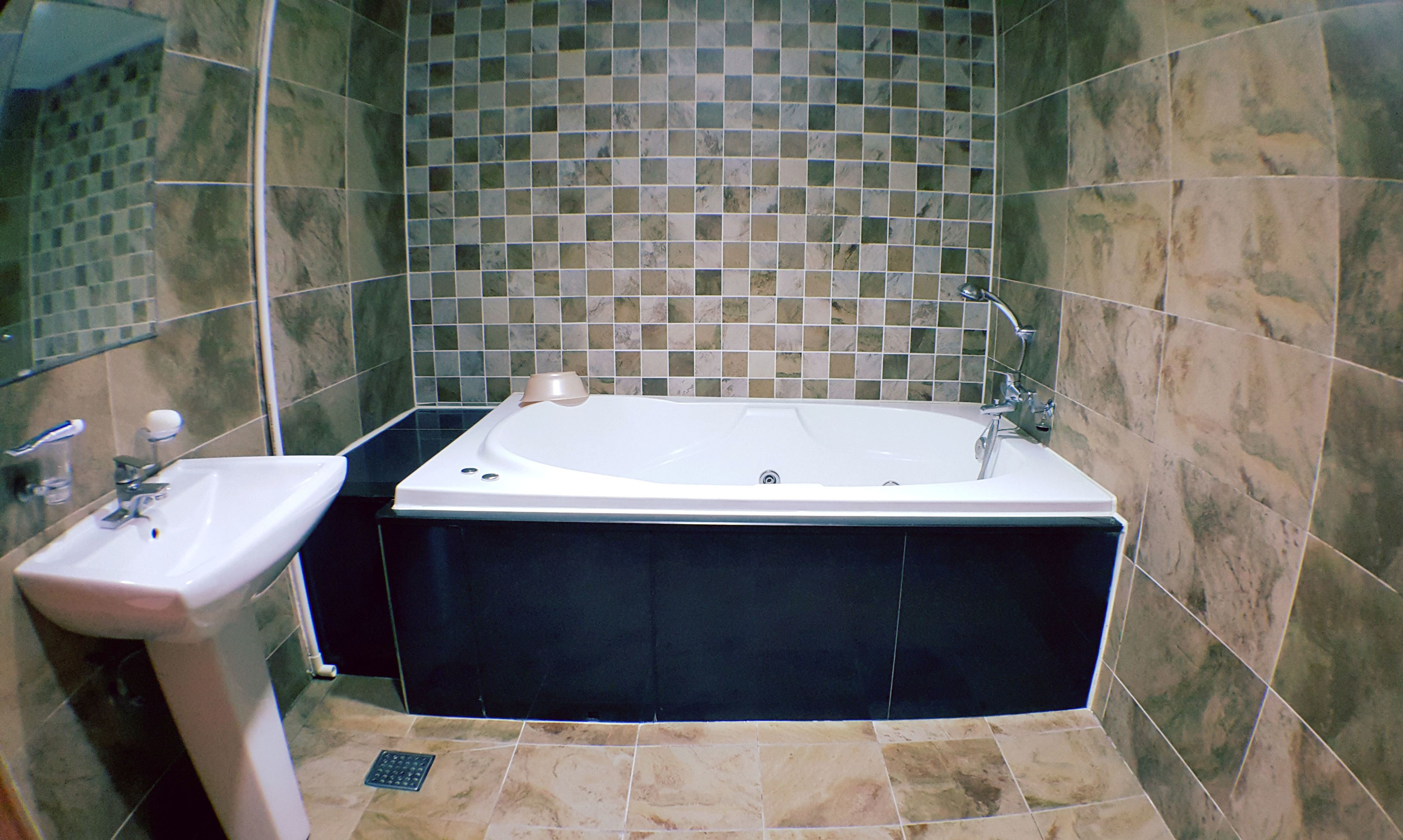 superior double room | bathroom | combined shower/bathtub, deep-soaking bathtub, free toiletries