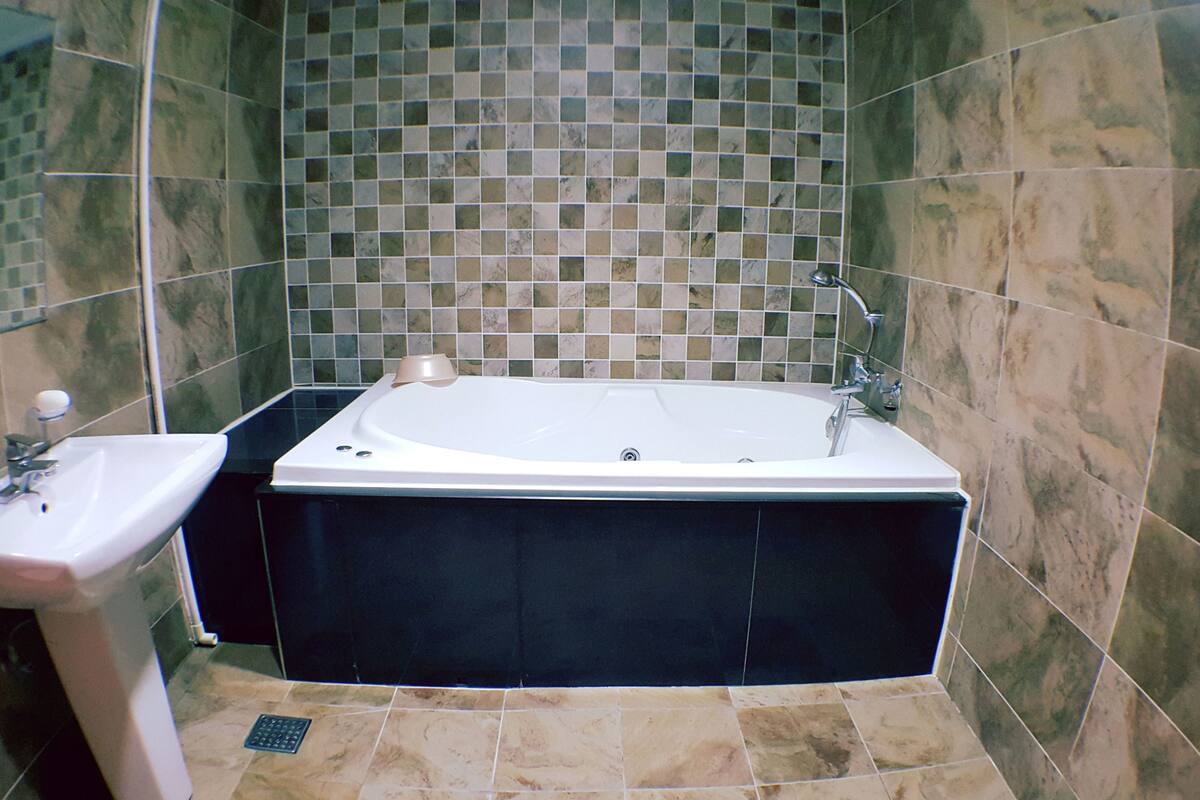 superior double room | bathroom | combined shower/bathtub, deep-soaking bathtub, free toiletries