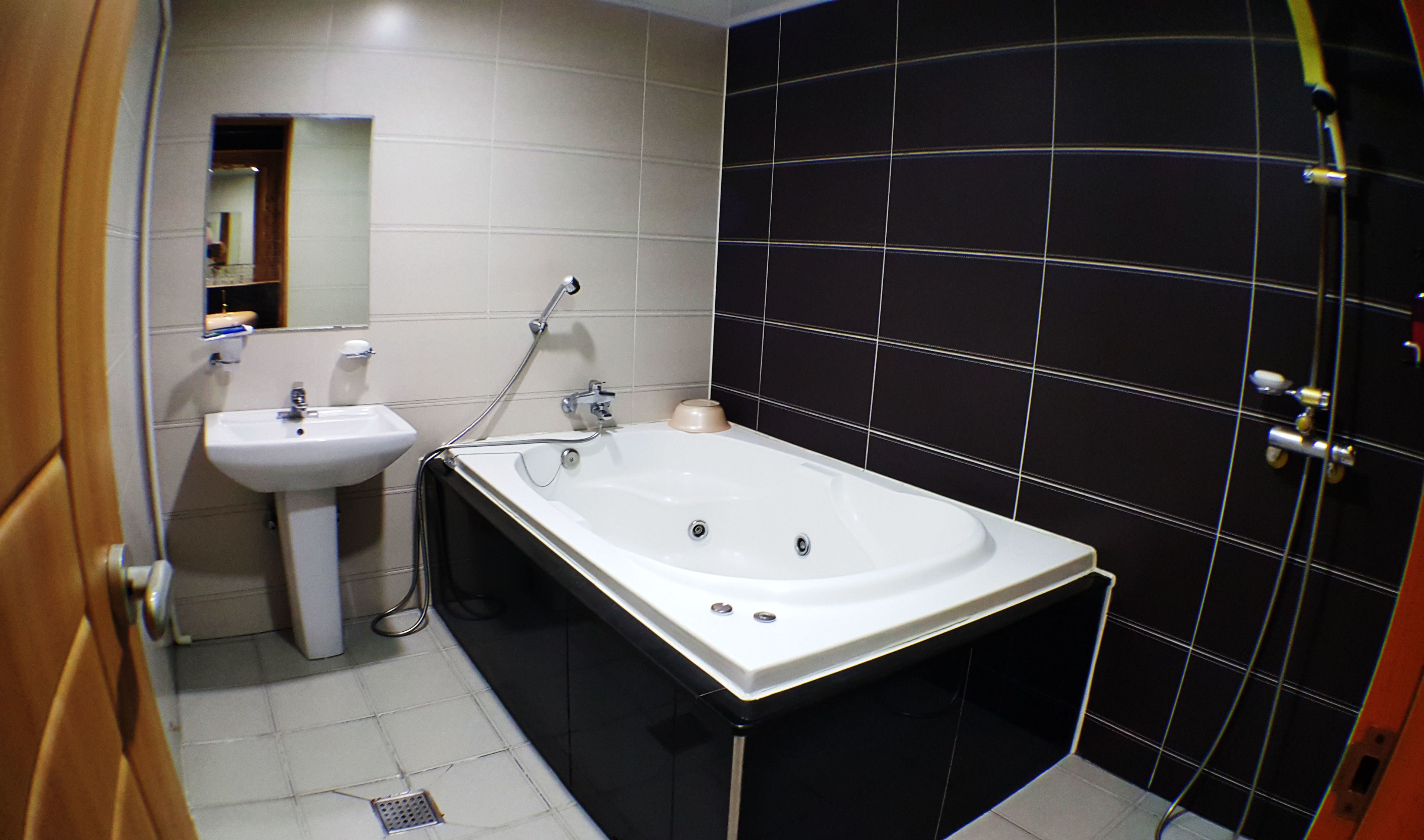 deluxe double room | bathroom | combined shower/bathtub, deep-soaking bathtub, free toiletries