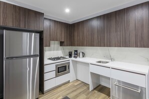 Suite, 1 habitación, con acceso para personas discapacitadas | Cocina privada | Refrigerador con congelador, microondas, horno y parrilla de estufa 