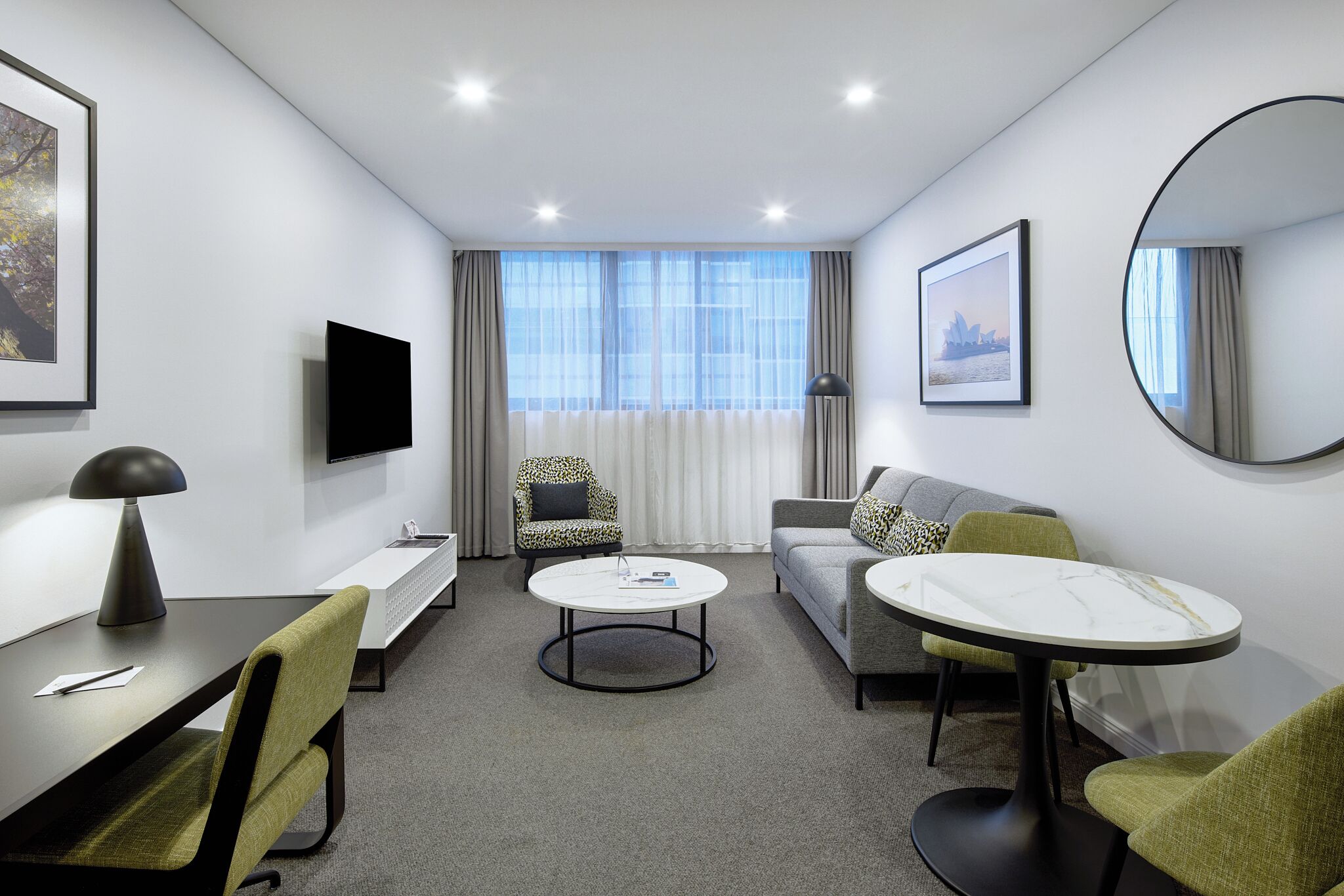 Suite, 1 habitación, accesible para personas con discapacidad | Zona de estar | Televisión de pantalla plana de 55 pulgadas con canales digitales