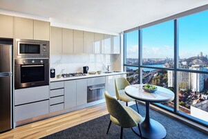 1 Bedroom Corner Harbour View Suite | Private kitchen | Full-size fridge, microwave, oven, stovetop