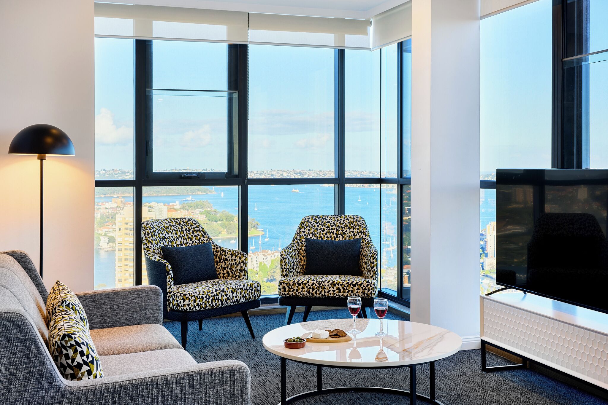 Suite, 2 slaapkamers, op de hoek (Harbour View) | Woonruimte | Een 55-inch flatscreentelevisie met digitale zenders en een televisie