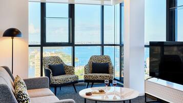 Suite, 2 slaapkamers, op de hoek (Harbour View) | Woonruimte | Een 55-inch flatscreentelevisie met digitale zenders en een televisie