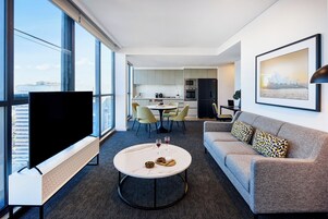 Suite, 2 habitaciones, en esquina (Harbour View) | Zona de estar | Televisión de pantalla plana de 55 pulgadas con canales digitales