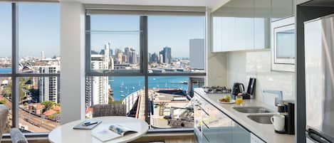 Suite, 1 habitación (Harbour) | Cocina privada | Refrigerador con congelador, microondas, horno y parrilla de estufa