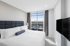 Suite, 1 kamar tidur (Harbour) | Seprai premium, brankas, meja kerja, dan ruang kerja ramah laptop