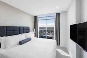 Premium bedding, in-room safe, desk, laptop workspace