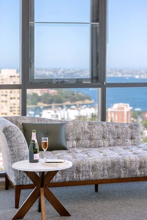 Suite, 1 habitación (Harbour) | Zona de estar | Televisión de pantalla plana de 55 pulgadas con canales digitales