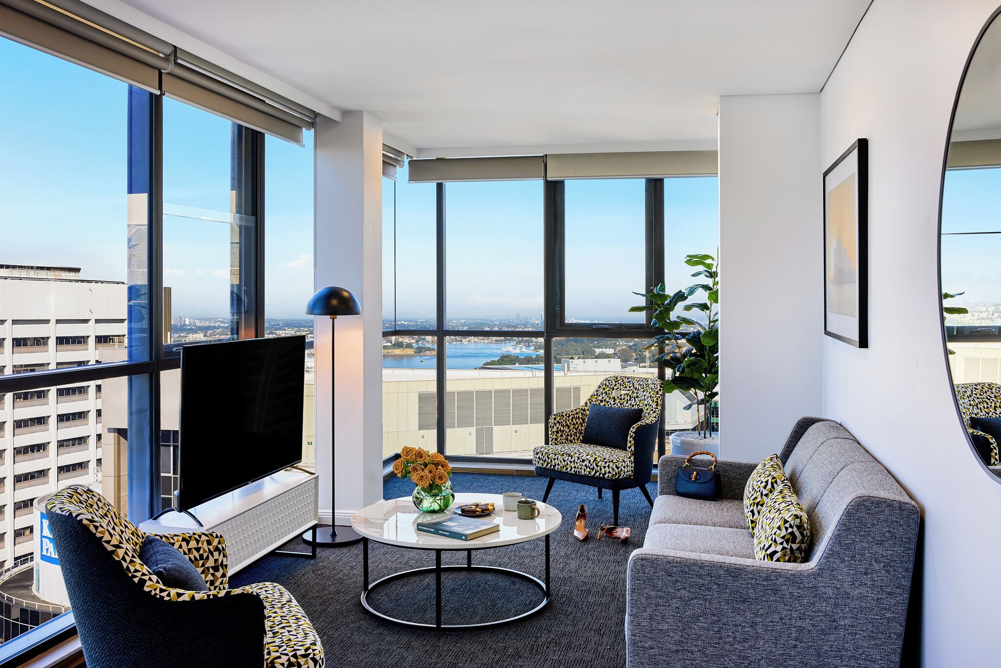 Suite, 1 habitación (Harbour) | Zona de estar | Televisión de pantalla plana de 55 pulgadas con canales digitales