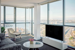 Suite, 2 Schlafzimmer, Eckzimmer (Harbour View) | Wohnbereich | 55-Zoll-Flachbildfernseher mit Digitalempfang, Fernseher