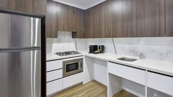 Suite, 1 habitación, con acceso para personas discapacitadas | Cocina privada | Cafetera de espresso, cafetera y tetera y refrigerador con congelador