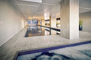 Kolam renang tertutup 