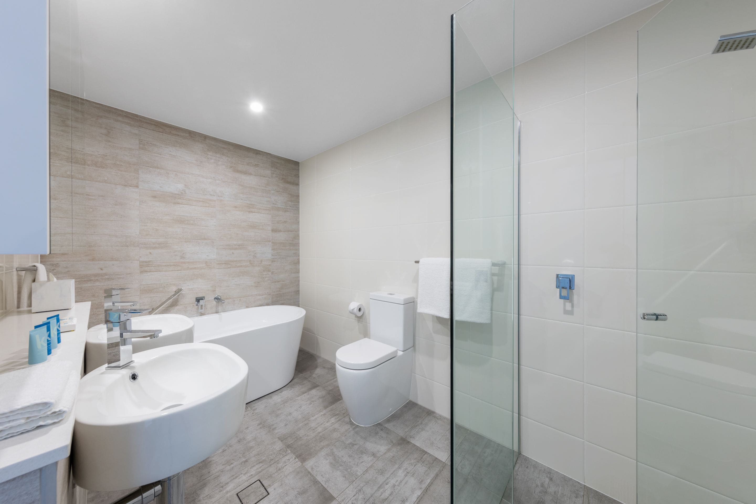 Une salle de bain moderne avec un grand lavabo, une baignoire et des toilettes.