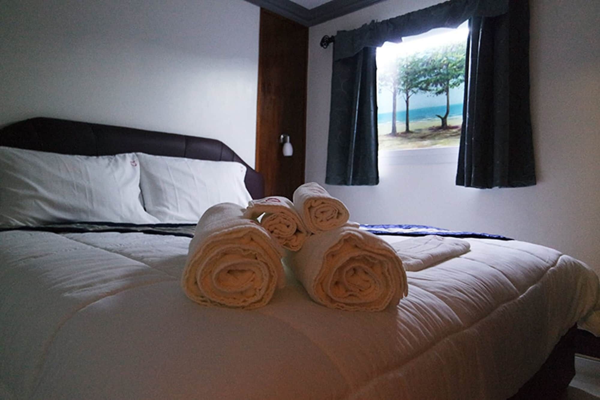 Minibar, brankas, dan Wi-Fi gratis