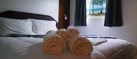 Minibar, brankas, dan Wi-Fi gratis