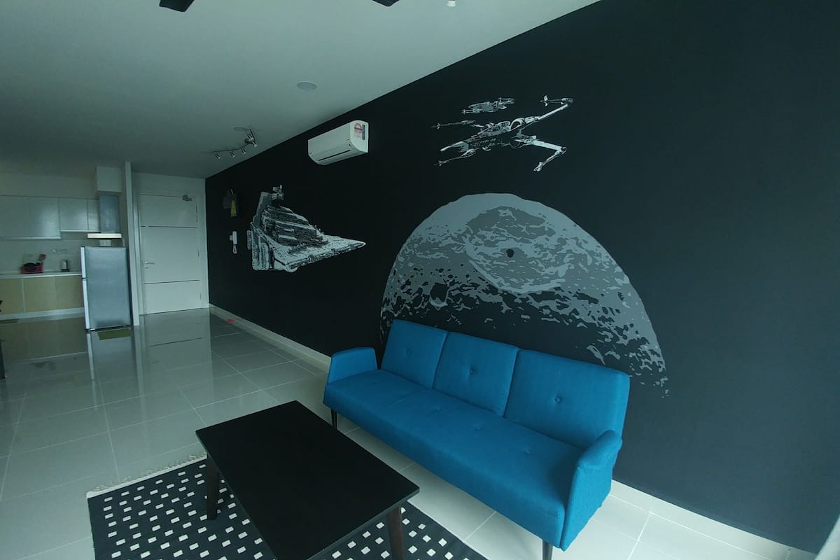 Signature Studio Suite, Kitchen | Ruang tamu | TV LED