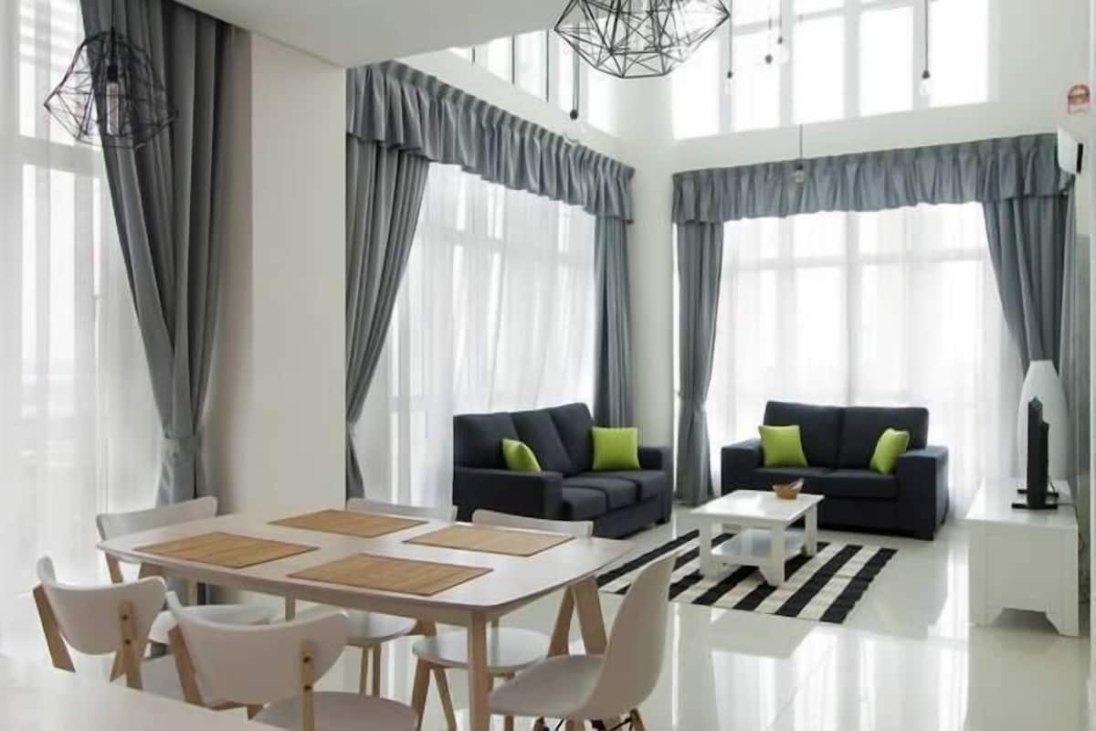 Family Penthouse, 3 Bedrooms, Garden View, Corner | Ruang tamu | TV LED