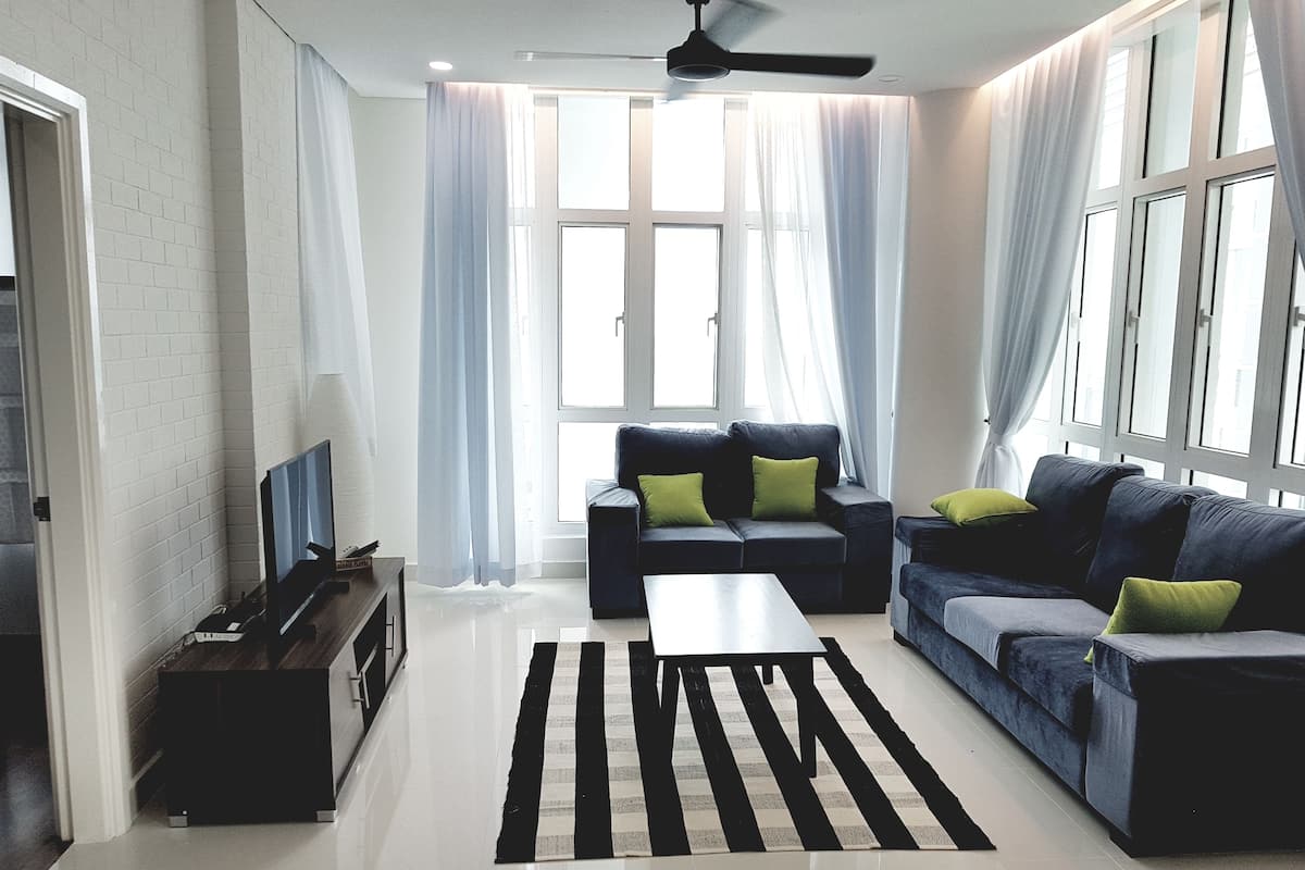 Family Penthouse, 4 Bedrooms, City View, Corner | Ruang tamu | TV LED