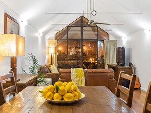 Premium-Stadtwohnung, 2 Schlafzimmer, 2 Bäder, Hafenblick | Wohnbereich | Flachbildfernseher