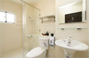 Chuveiro, produtos de toalete grátis, secador de cabelo, chinelos