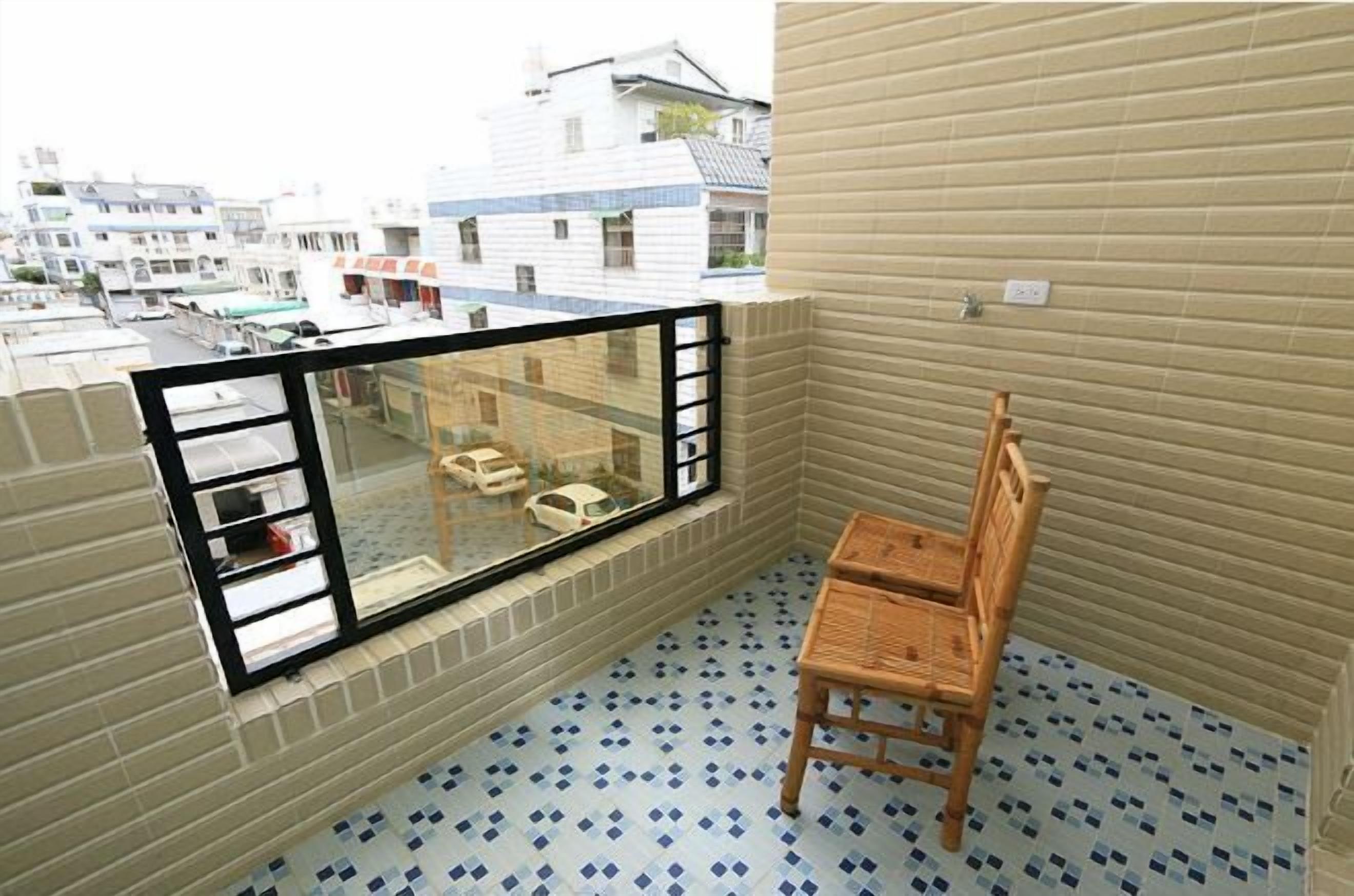 Skrivebord, blendingsgardiner og ekstrasenger (mot et tillegg)