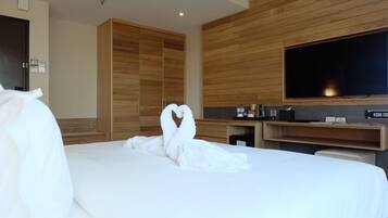 Executive Room, 1 King Bed, Bathtub - Leisure Only | Minibar, in-room safe, blackout drapes, iron/ironing board