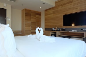 Executive Room, 1 King Bed, Bathtub - Leisure Only | Bar mini, peti besi dalam bilik, langsir/tirai gelap terus 
