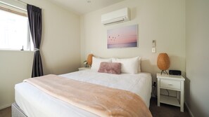 Superior studio | Een kluis op de kamer, geluiddichte muren, een strijkplank/strijkijzer