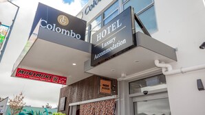 Un hotel llamado Colombo con un letrero que indica que ofrece alojamiento de lujo.
