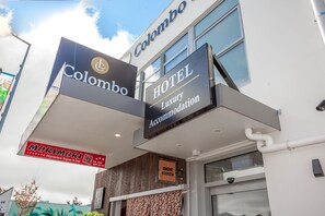 Pintu masuk properti